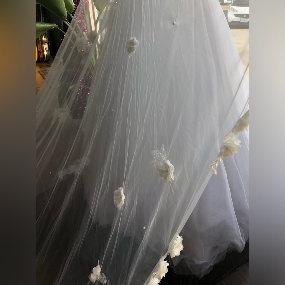 White Floral Long wedding veil, 120 inches long and 70 inches wide. - Picture 3 of 10